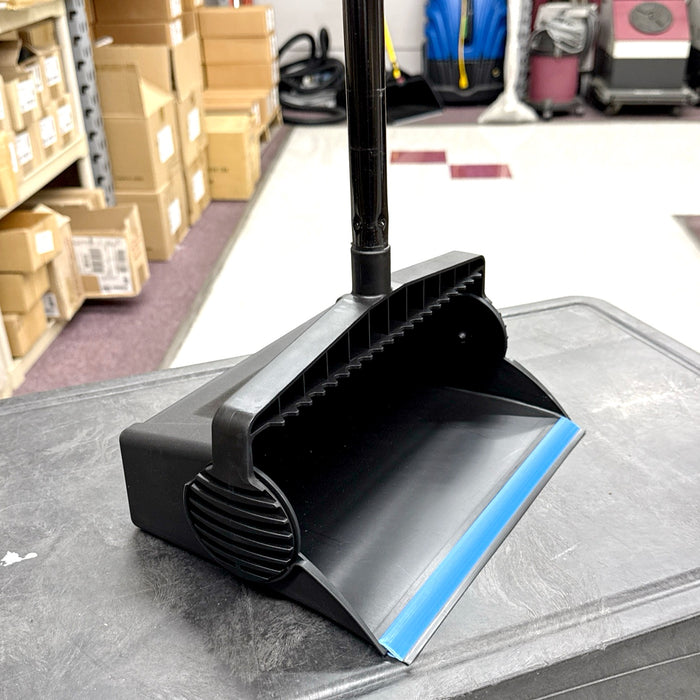 BLACK PLASTIC LOBBY DUST PAN W/ 24" ALUMINUM HANDLE