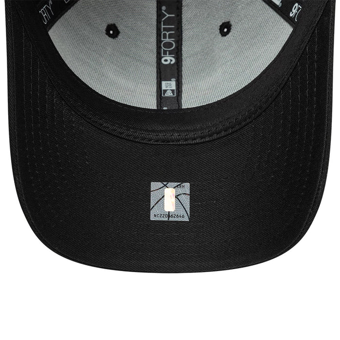 Pictured is this NBA Side Script Chicago Bulls 9FORTY M-Crown cap in black. 6