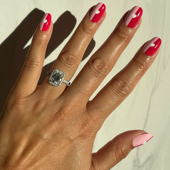 Colorblock Heart - Press-On | Short | Round hand with glossy short round false nails in pink and red with white heart designs