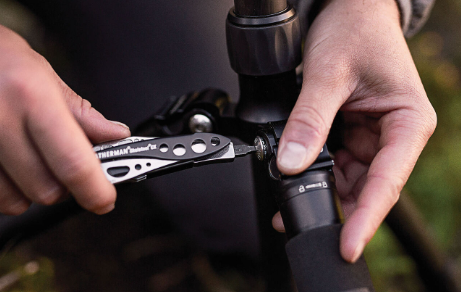 Leatherman Skeletool CX in use
