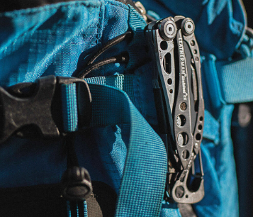 Leatherman Skeletool CX clipped on bag