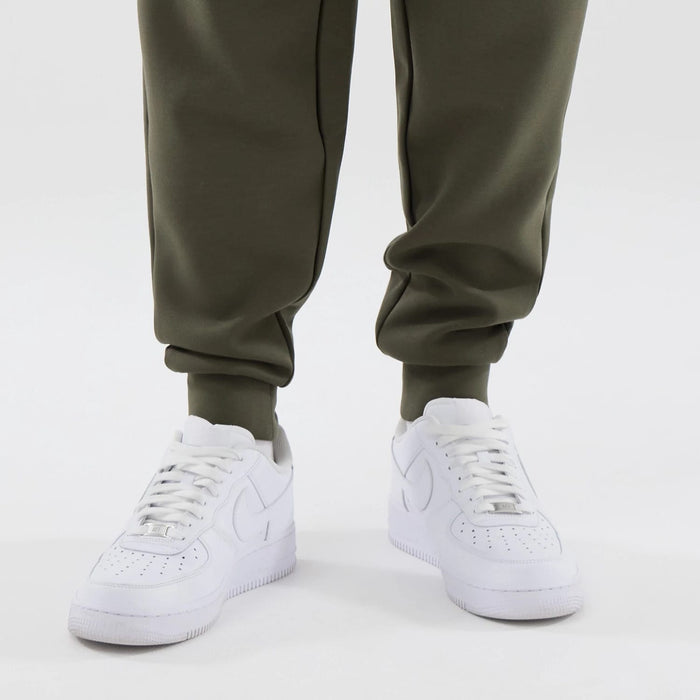 The model is wearing these MLB Core Plus New York Yankees Joggers in green. 5