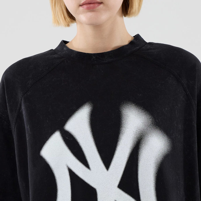 The model is wearing this MLB Graphic New York Yankees Boxy T-Shirt in black. 6