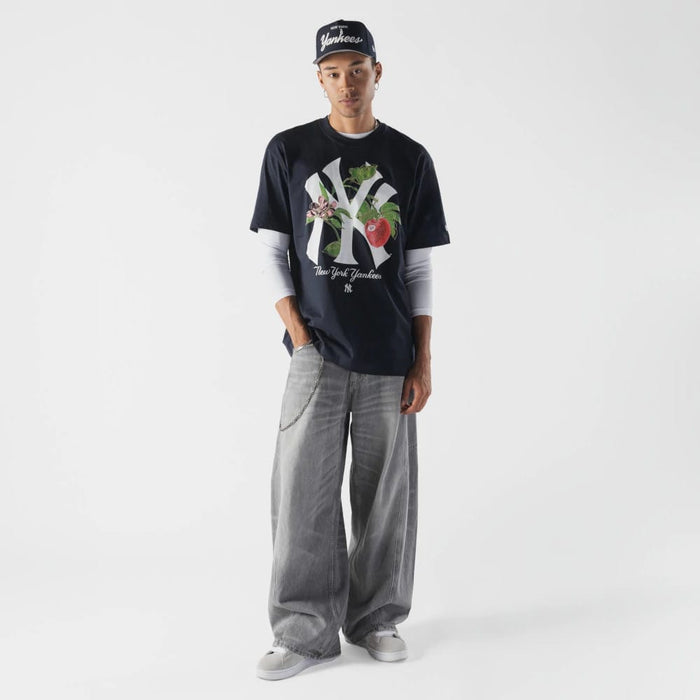 The model is wearing this MLB Life Graphic New York Yankees T-Shirt in navy. 4