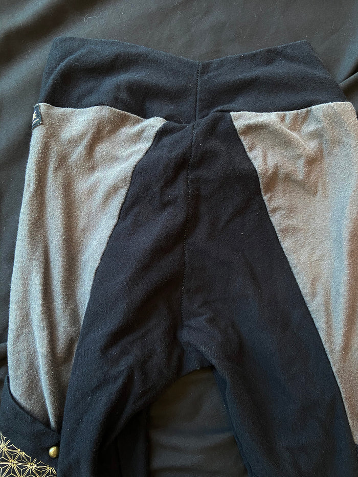 SEW MUCH LOVE RYDER LEGGINGS SIZE MEDIUM